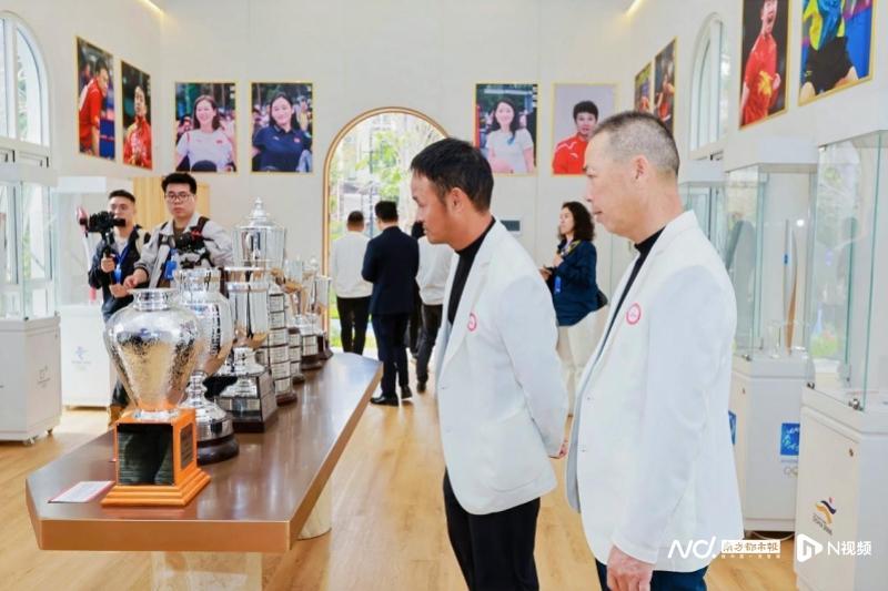 开云体育官网-点燃城市冬奥氛围！17把奥运火炬亮相香江1号